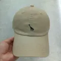 Casquette de baseball beige avec adorable girafe brodée noire, chapeau de soleil en coton d'été. - Réglable / Blanc Cassé