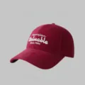 Casquette de baseball brodée bordeaux, chapeau dad en coton souple pour femmes et hommes. - Réglable / Bordeaux