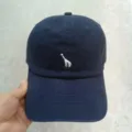 Dunkelblaue Baseballkappe mit süßer weißer Giraffen-Bestickung. Lässiger Sonnenhut. - Verstellbar / Marineblau