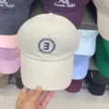 Casquette de baseball souple beige avec lettre brodée, chapeau de protection solaire décontracté. - Beige