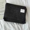 Écharpe d'hiver en tricot épais gris foncé, cache-cou uni confortable pour usage quotidien. - Gris foncé