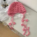 Bonnet rose en dentelle crochetée avec pompons, style rétro vintage pour femmes. - Taille unique / Rose