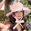 Chapeau bob rose à carreaux pour femme, broderie cerise douce et large bord avec ruban. - Rose
