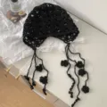 Chapeau bonnet noir en tricot ajouré avec dentelle et glands style rétro protection. - Taille unique / Noir
