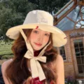 Chapeau bob à carreaux pour femme en beige et jaune avec jolie broderie cerise et liens. - Beige