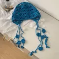 Bonnet crocheté bleu ajouré avec des glands de fleurs et des rubans en dentelle pour femmes. - Taille unique / Bleu