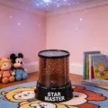 Dettaglio proiettore luce notturna stellata, lampada stanza bambini con quadrante mesi. - Nero