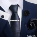 Primer plano del conjunto de corbata azul marino para hombre con pisacorbatas y pañuelo. - Estilo Azul Oscuro a Rayas (SW265)