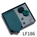 Set de regalo corbata hombre verde oscuro con pañuelo gemelos y flor de solapa elegante. - LF186 (Verde Oscuro Textura)