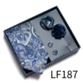 Set de regalo de corbata paisley azul para hombre con pañuelo gemelos y flor de solapa. - LF187 (Azul Patrón Paisley)
