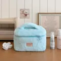 Trousse de maquillage en peluche bleue avec poignée, organiseur moelleux pour voyage et toilette. - Bleu