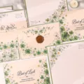 Bezauberndes grünes Kleeblatt Briefpapier Set mit Umschlägen und linierten Blättern für Geschenke. - Blumen Vierblättriges Kleeblatt / 4 Umschläge Und 4 Briefpapiere