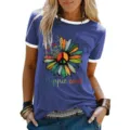 Maglietta corta da donna con profilo e stampa grafica floreale hippie soul e simbolo di pace. - Taglia S / Top / Blu zaffiro