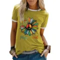 Vista dettagliata di una maglietta ringer da donna giallo senape con stampa hippie soul. - Taglia S / Top / Giallo ocra