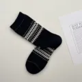 Ρετρό vintage Fair Isle πλεκτές μεσαίες κάλτσες μαύρο βαμβάκι άνετο χειμωνιάτικο στυλ - Ένα μέγεθος / Μαύρο