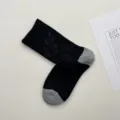 Calcetines negros minimalistas de caña media con talones grises y sutil motivo jacquard. - Talla única / Negro