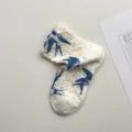 Calcetines de media pantorrilla de algodón con flores de golondrinas bordadas vintage - Talla única / Blanco Lechoso Golondrina