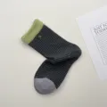 Calcetines de tubo medio a rayas de estilo coreano con botón metálico, algodón gris oscuro. - Talla única / Gris oscuro