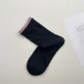 Calcetines negros clásicos con puños rosas, transpirables y elegantes para el día a día. - Talla única / Negro