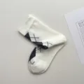 Calcetines de mujer con estampado de rombos clásico, calcetines de algodón para el invierno. - Talla única / Blanco