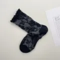 Calcetines de tubo medio con flores en relieve retro japonesas algodón variante - Talla única / Negro