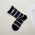 Calcetines de rayas retro con vuelta y etiqueta de tela, de algodón transpirables. - Talla única / Negro