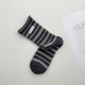Calcetines de rayas vintage coreanos con vuelta para mujer, algodón transpirable gris oscuro. - Talla única / Gris oscuro