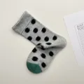 Calcetines de tubo medio con lunares grises y negros y puntera verde, algodón cómodo diario. - Talla única / Gris claro