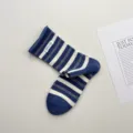 Calcetines de tubo medio vintage coreanos para mujer con rayas azul blanco y etiqueta. - Talla única / Azul