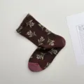 Calcetines de media caña retro con diseño floral vintage y puntera en contraste. - Talla única / Café