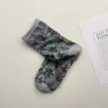 Calcetines medianos grises de relieve floral vintage, estilo retro japonés para mujer. - Talla única / Azul grisáceo