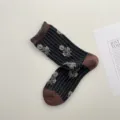 Calcetines retro de mujer en gris oscuro con diseño floral y talones marrones. - Talla única / Negro