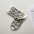 Graue vintage blumen muster mittelsocken für damen, baumwollstrümpfe im retro stil. - Einheitsgröße / Weiß