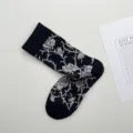 Calcetines de media pantorrilla de algodón negro con flores en relieve vintage, transpirables. - Talla única / Negro