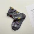 Calcetines de media pantorrilla grises con patrones de frutas y verduras en relieve 3D. - Talla única / Gris humo