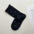 Calze a metà gamba nere in cotone con jacquard di ciliegie e filato a pois colorati, stile giapponese. - Taglia unica / Nero