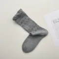 Calcetines slouch de malla gris con ribete de encaje, algodón transpirable. - Talla única / Gris oscuro