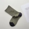 Calcetines verdes minimalistas con patrón jacquard de aves y talón en contraste. - Talla única / Verde Frijol