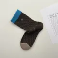 Calcetines de tubo medio para mujer a rayas de color contrastado estilo coreano con dije - Talla única / Café Oscuro