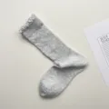 Calcetines slouch de algodón gris con bonito ribete de encaje, transpirables. - Talla única / Gris claro