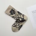 Calcetines de media pantorrilla con flores vintage en caqui, calcetines de algodón transpirable - Talla única / Caqui