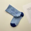 Calcetines azules con sutil patrón jacquard de pájaros y talón y puntera en contraste. - Talla única / Azul Agua