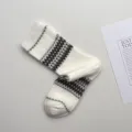 Κομψές γυναικείες πλεκτές κάλτσες Fair Isle σε ρετρό στιλ με καφέ και λευκές ριγέ. - Ένα μέγεθος / Λευκό