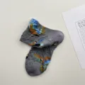 Calcetines grises de media pantorrilla retro con patrón de ave en relieve, algodón suave otoño. - Talla única / Gris Niebla Plumas Coloridas