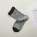 Calcetines a rayas de estilo coreano para mujer, gris con puño marrón y botón de metal. - Talla única / Gris claro