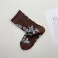 Chaussettes mi-hautes rétro à fleurs en relief, coton marron style vintage pour femmes. - Taille unique / Café