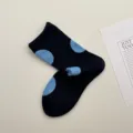 Calcetines de media caña para mujer en algodón con lunares azules sobre fondo negro. - Talla única / Azul Marino
