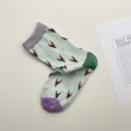 Chaussettes mi-hautes a motifs geometriques et couleurs contrastees pour l'hiver. - Taille unique / Lettre V