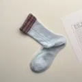 Chaussettes mi-hautes en soie de verre fine respirante avec motif à carreaux tendance. - Taille unique / Bleu clair