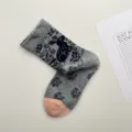 Calcetines de algodón gris de caña media con estampado vintage de conejo y flores, punta rosa. - Talla única / Gris